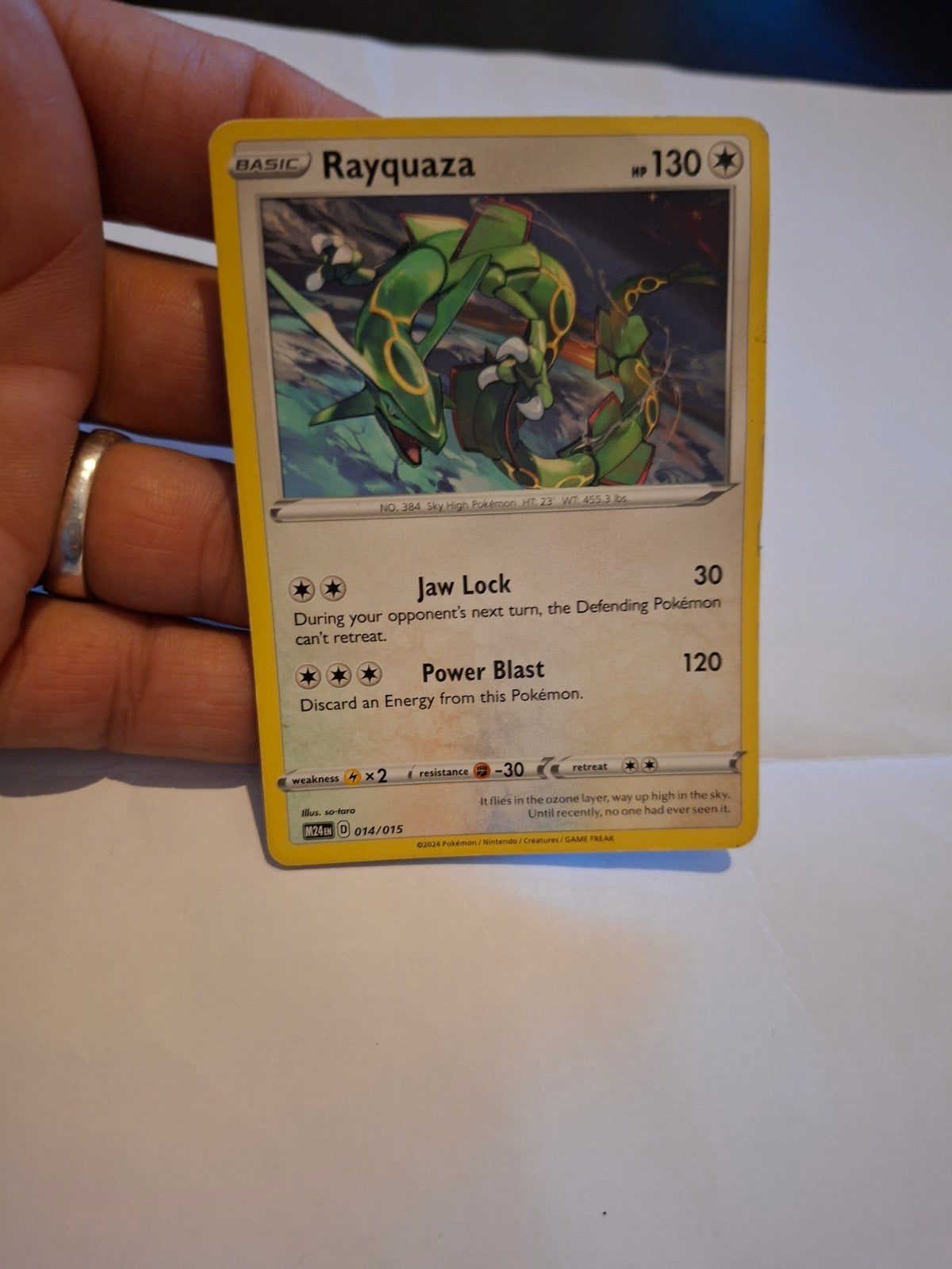 Pokémon Kaart Rayquaza VMAX - Zeldzaam en Krachtig!, Ophalen of Verzenden, Zo goed als nieuw, Losse kaart