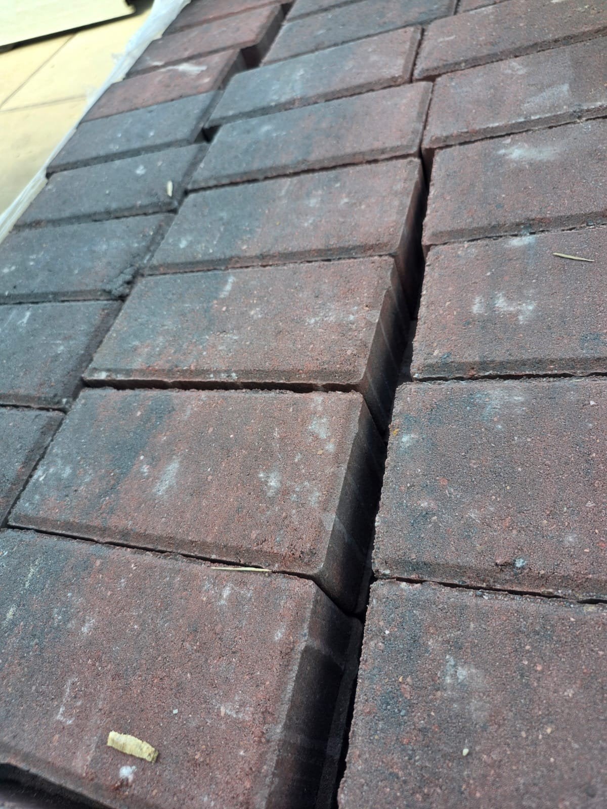 Nieuwe betonklinkers - rood/zwart genuanceerd, Tuin en Terras, Tegels en Klinkers, Ophalen, Klinkers, Nieuw, 10 m² of meer