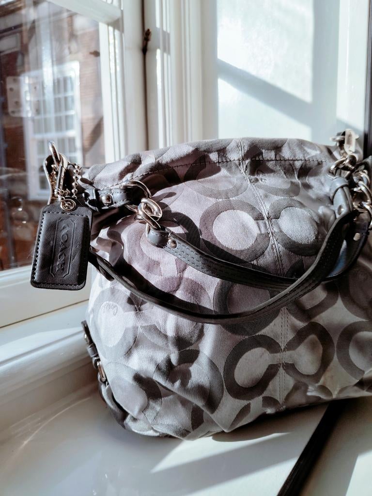 COACH Signature Satin Silver Chain Hobo - Rare Model 14147, Sieraden, Tassen en Uiterlijk, Tassen | Damestassen, Zo goed als nieuw