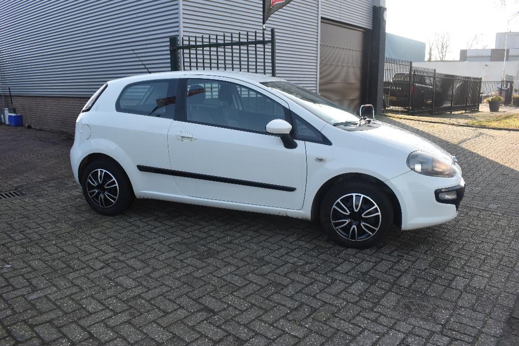 Fiat Punto 1.2 51KW/69PK 3DR Grande 2011 Wit NIEUWE APK, Auto's, Voorwielaandrijving, 40 €/maand, 1242 cc, 4 cilinders