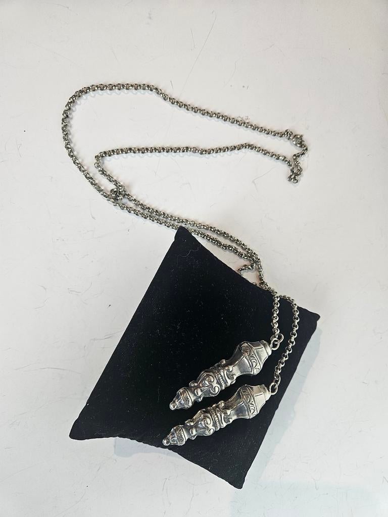 Waarschijnlijk Verzilverde jasseronketting met breipendoppen, Met hanger, Gebruikt, Ophalen of Verzenden, Zilver