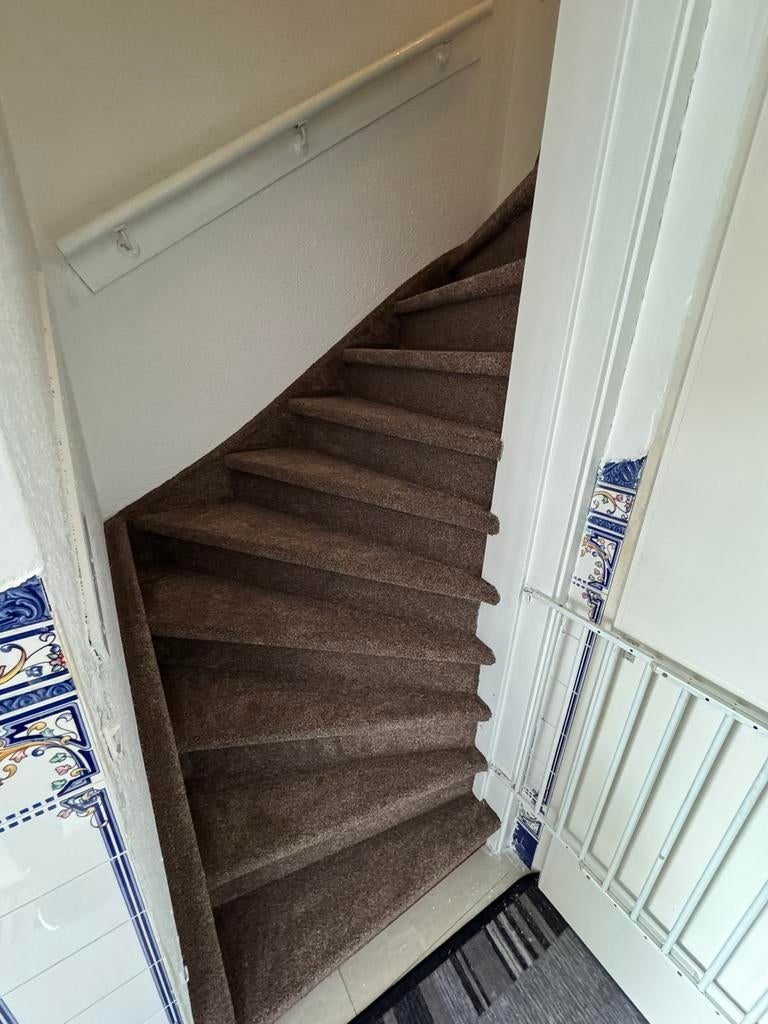 Stofferen van trappen en kamers met tapijt/vinyl, Tapijt of Kunststof