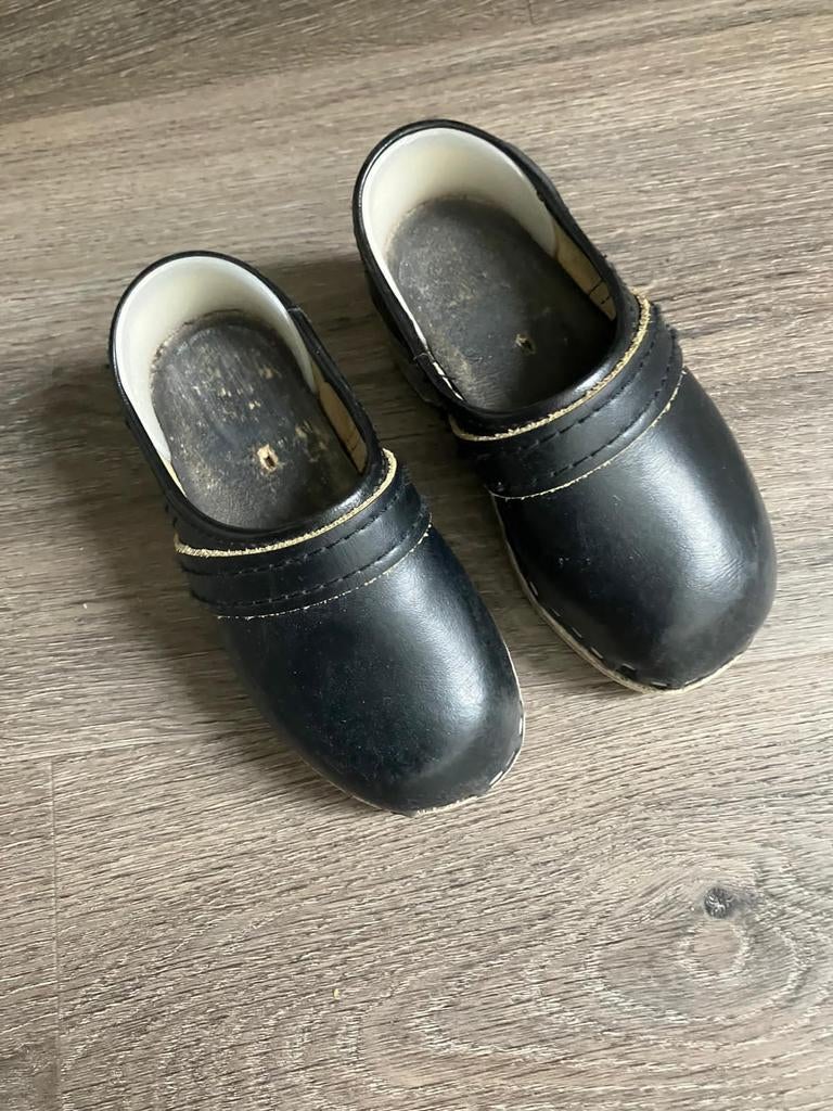 Te koop gebruikte zwarte klompen 24, Kinderen en Baby's, Schoentjes, Jongetje of Meisje, Ophalen of Verzenden, Zo goed als nieuw