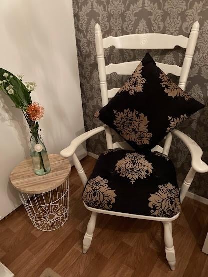 Leuke stoel met kussen en bijzettafeltje, Huis en Inrichting, Ophalen, Overige kleuren, Klassiek, Zo goed als nieuw