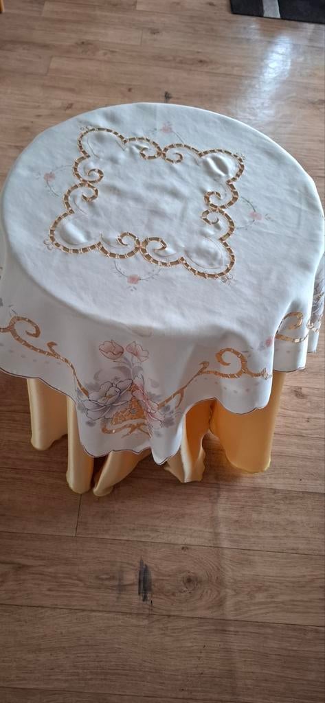 Mini tafel met Mooie tafelkleden umet bloemenmotief, Ophalen of Verzenden