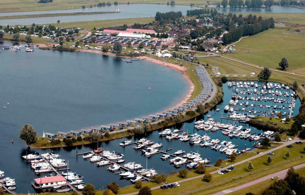 JACHTHAVEN & LIGPLAATSEN MET VOLOP FACILITEITEN EN ZWEMBAD, Watersport en Boten, Ligplaatsen, Herfst, Binnen en Buiten