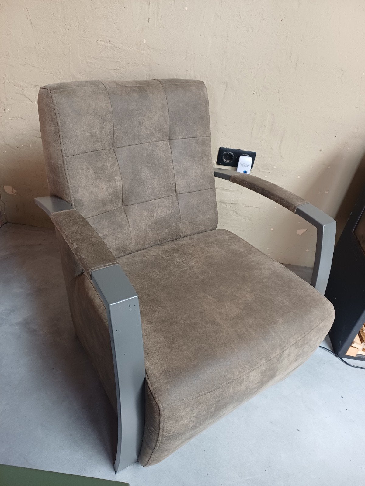 Comfortabele fauteuil - Bruin met metalen armleuningen, Ophalen, Bruin, Modern comfort, Zo goed als nieuw