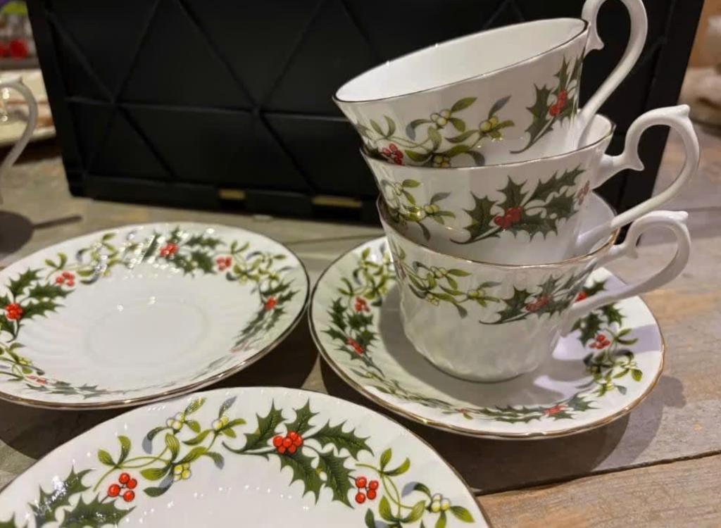 Drie stuks kop en schotel Royal Sutherland - hulst motief, Ophalen of Verzenden