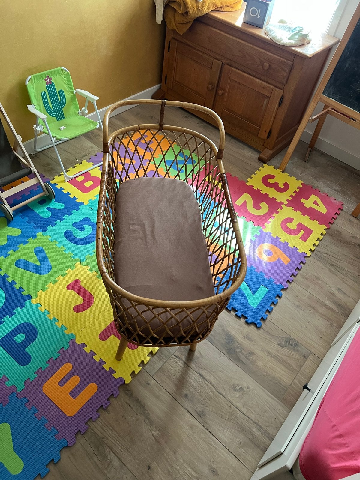 Vintage rotan wiegje met matrasje, Kinderen en Baby's, Babywiegjes en Ledikanten, Ophalen, Gebruikt, Wieg