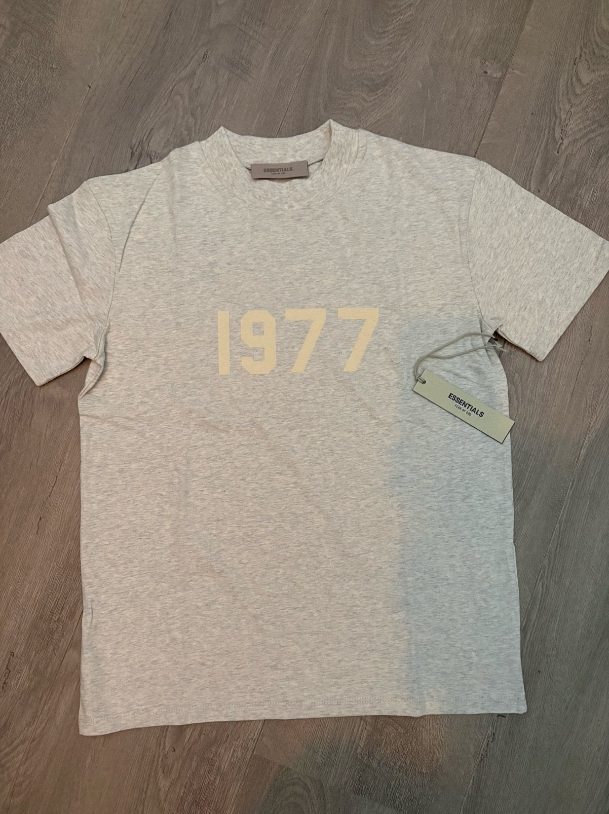 Fear of God Essentials 1977 Light Oatmeal Summer Set, Kleding | Heren, T-shirts, Verzenden, Nieuw, Maat 46 (S) of kleiner, Beige