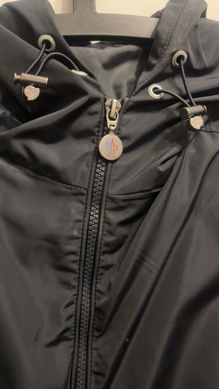 Moncler windjack met capuchon - Maat L, Ophalen of Verzenden, Zo goed als nieuw, Maat 52/54 (L), Zwart