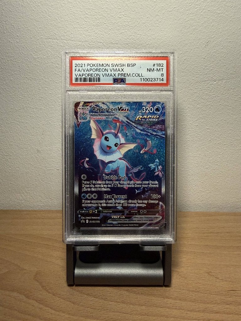 SWSH182 Vaporeon VMAX PSA 8, Hobby en Vrije tijd, Verzamelkaartspellen | Pokémon, Ophalen of Verzenden, Zo goed als nieuw, Losse kaart