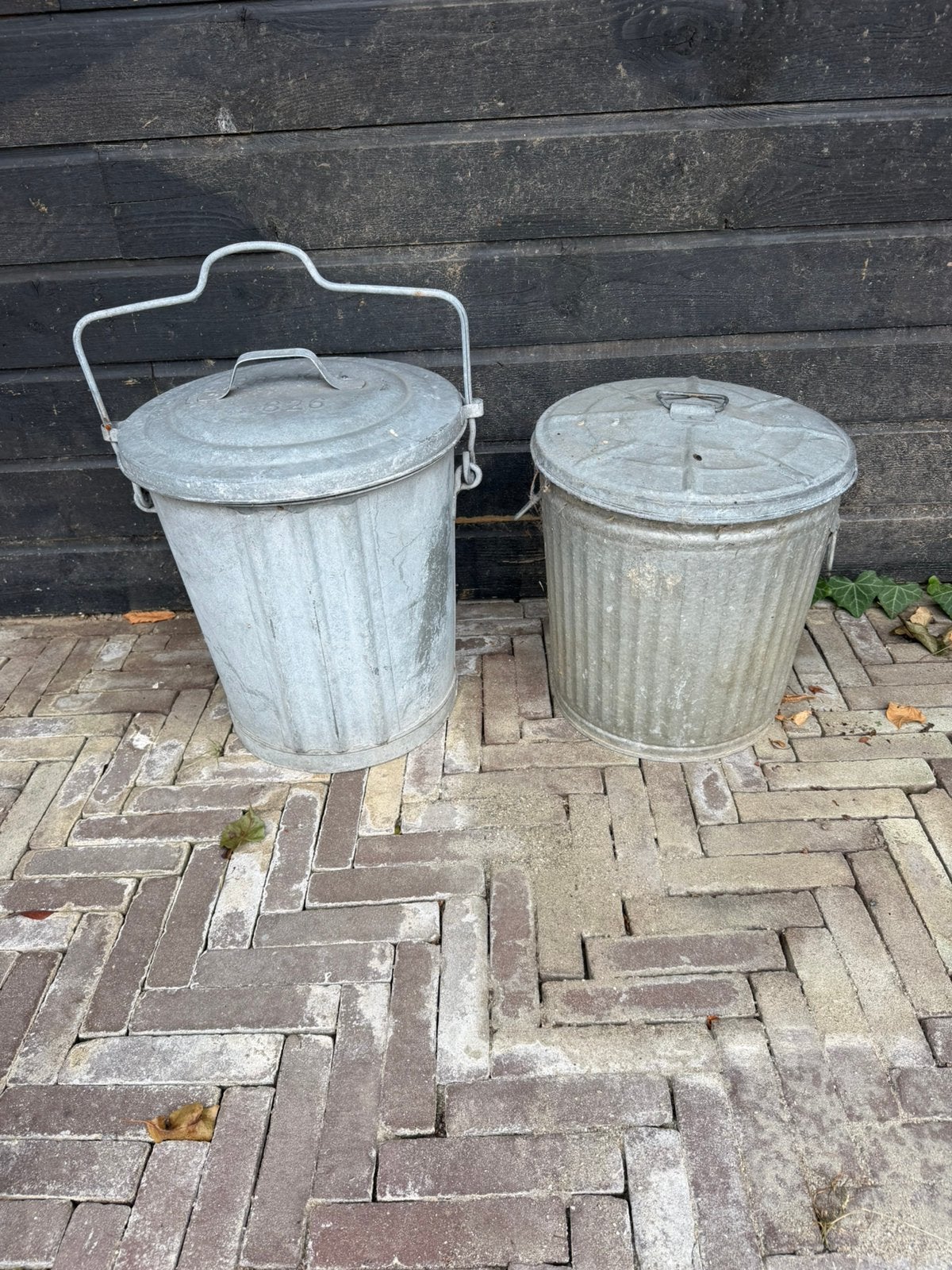 2 ijzeren prullenbakken, Tuin en Terras, Ophalen, Minder dan 30 cm, Rond, Zo goed als nieuw