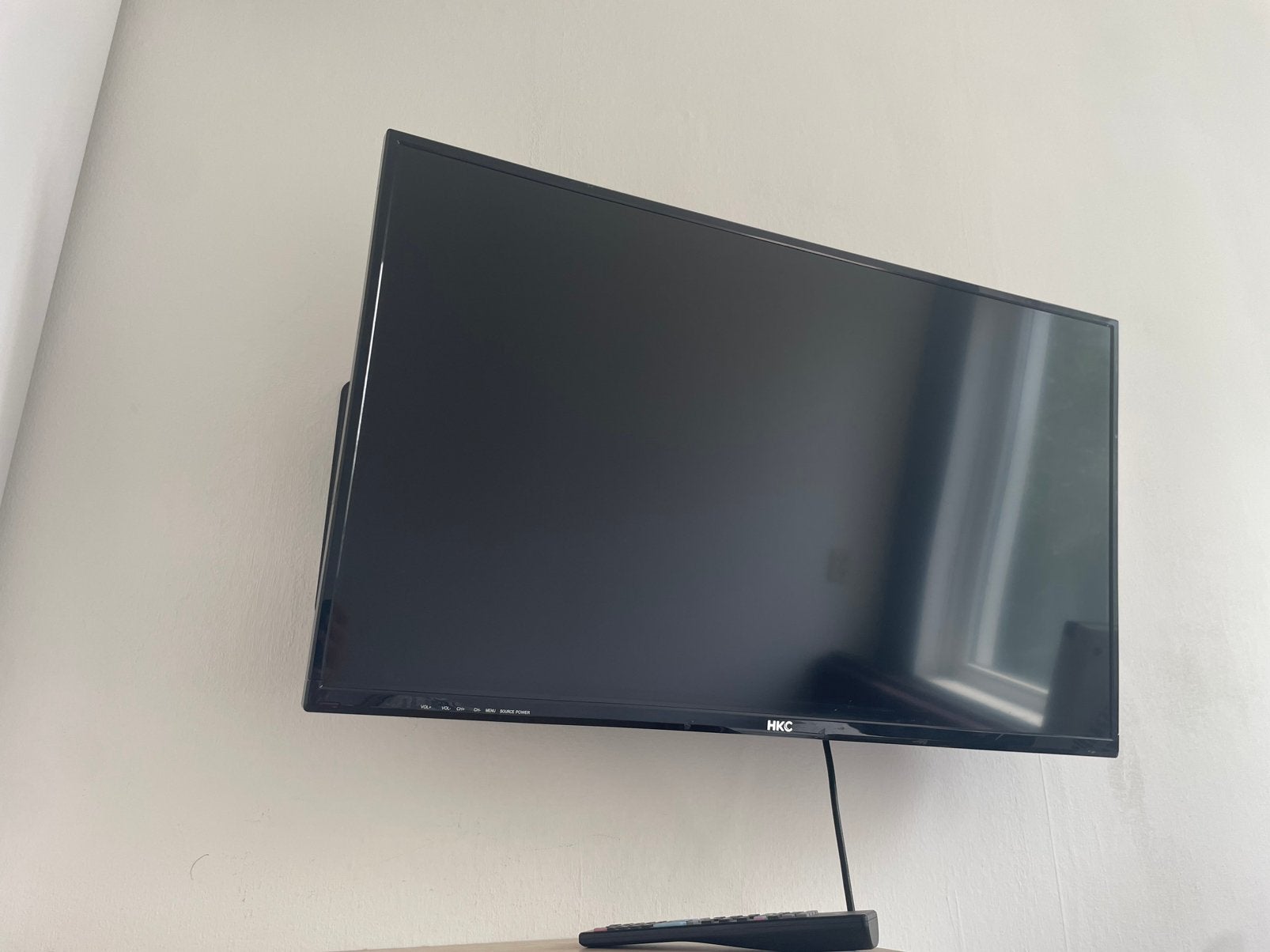 HKC TV 32 Inch / 82cm Televisie + Muur beugel, Ophalen, Zo goed als nieuw, 50 Hz, Overige merken