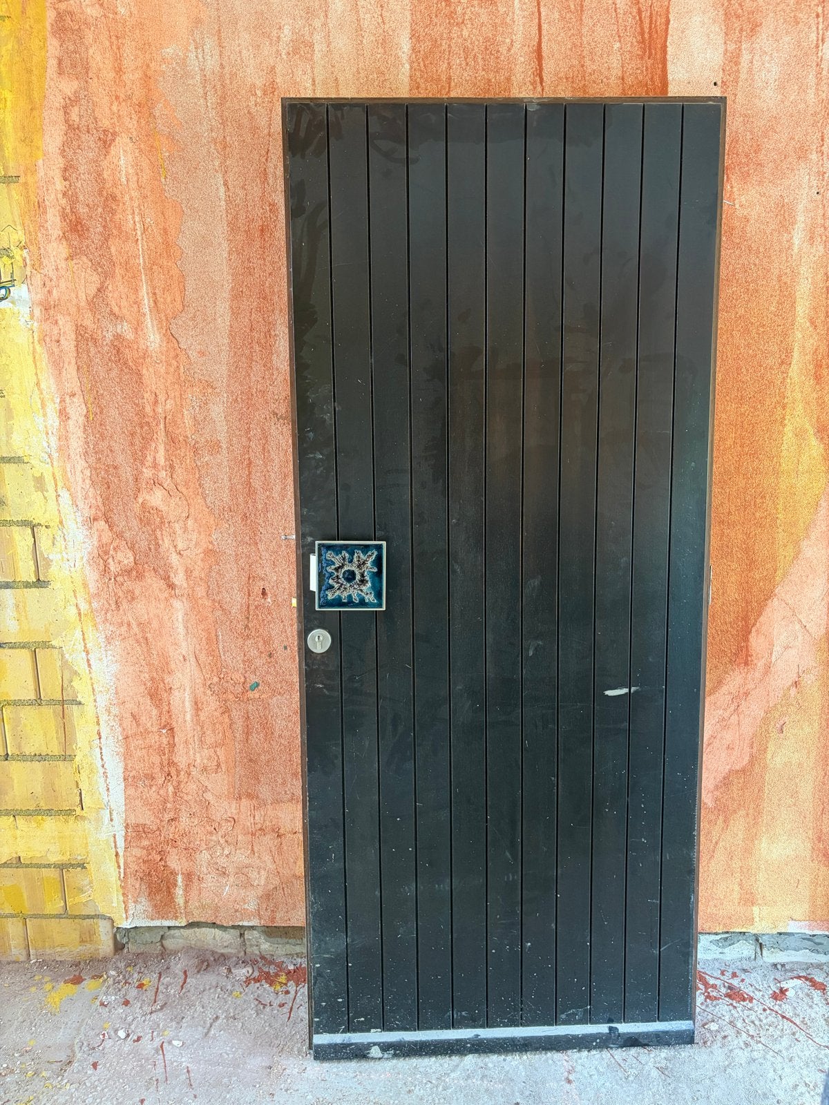 Zwarte houten buitendeur met unieke tegel, Doe-het-zelf en Verbouw, Ophalen, Gebruikt, 80 tot 100 cm, Buitendeur