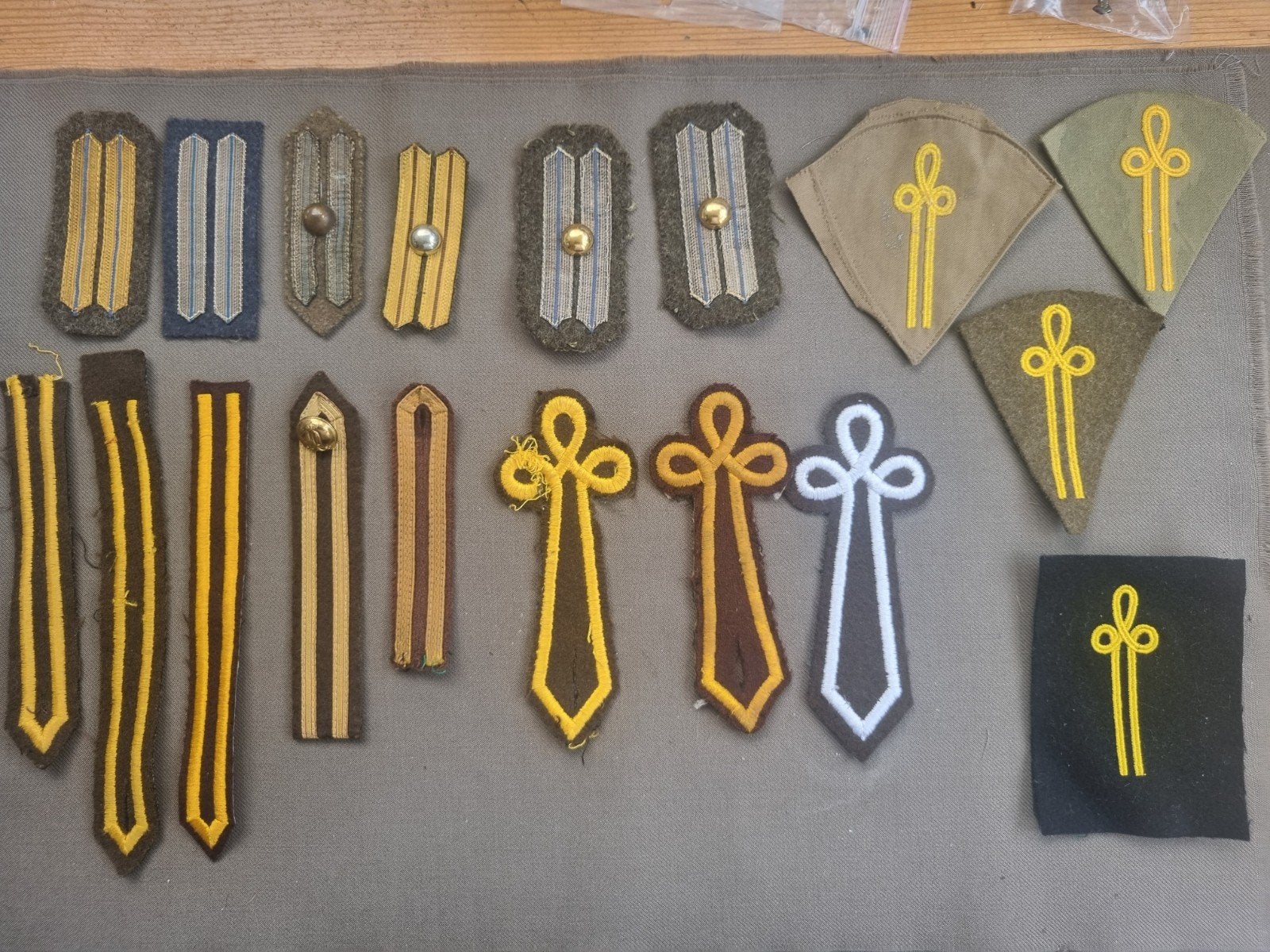 Lot oude  rangen en schouderemblemen kl, Verzamelen, Ophalen of Verzenden, Landmacht, Nederland, Embleem of Badge