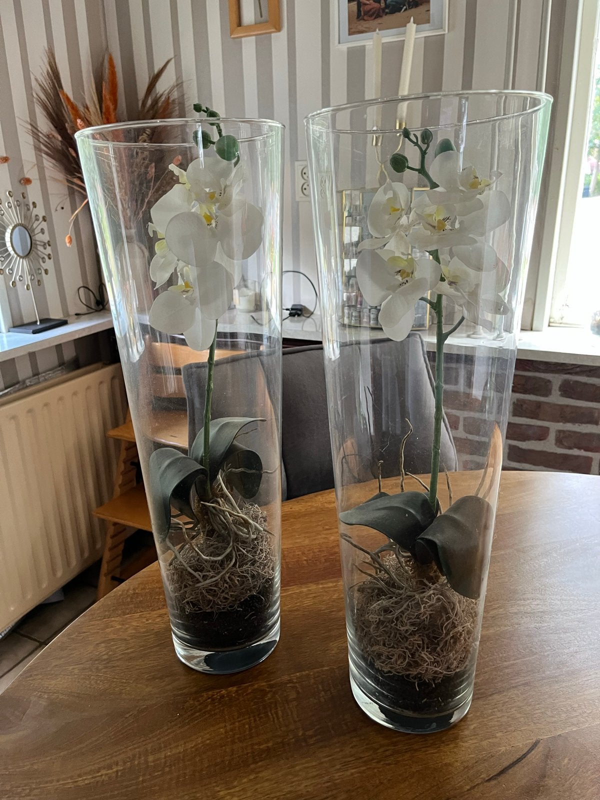 Twee glazen vazen met kunst orchideeën - 50 cm hoog, Ophalen, Gebruikt, Transparant, Inclusief decoratie