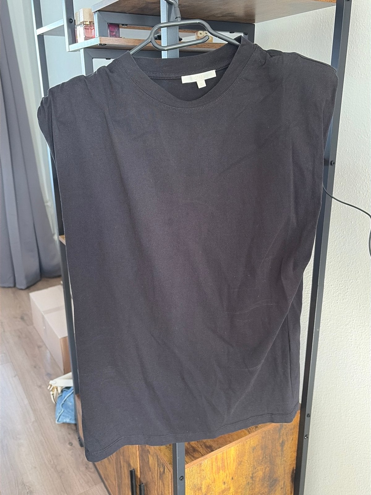 Zwart T-shirt met schoudervulling - NOTRE-V - Maat XS, Zwart, Ophalen of Verzenden, Zo goed als nieuw, Zonder mouw