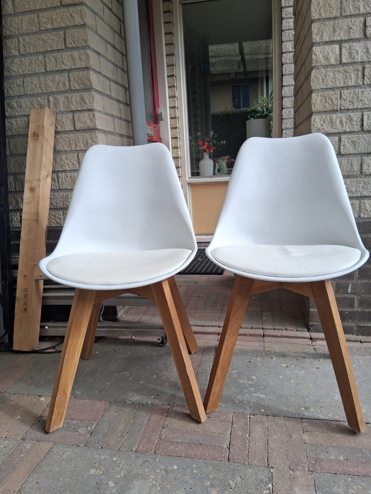 2 Witte Eettafel Kuipstoelen met Houten Poten, Gebruikt, Twee, Modern, Scandinavisch, Wit