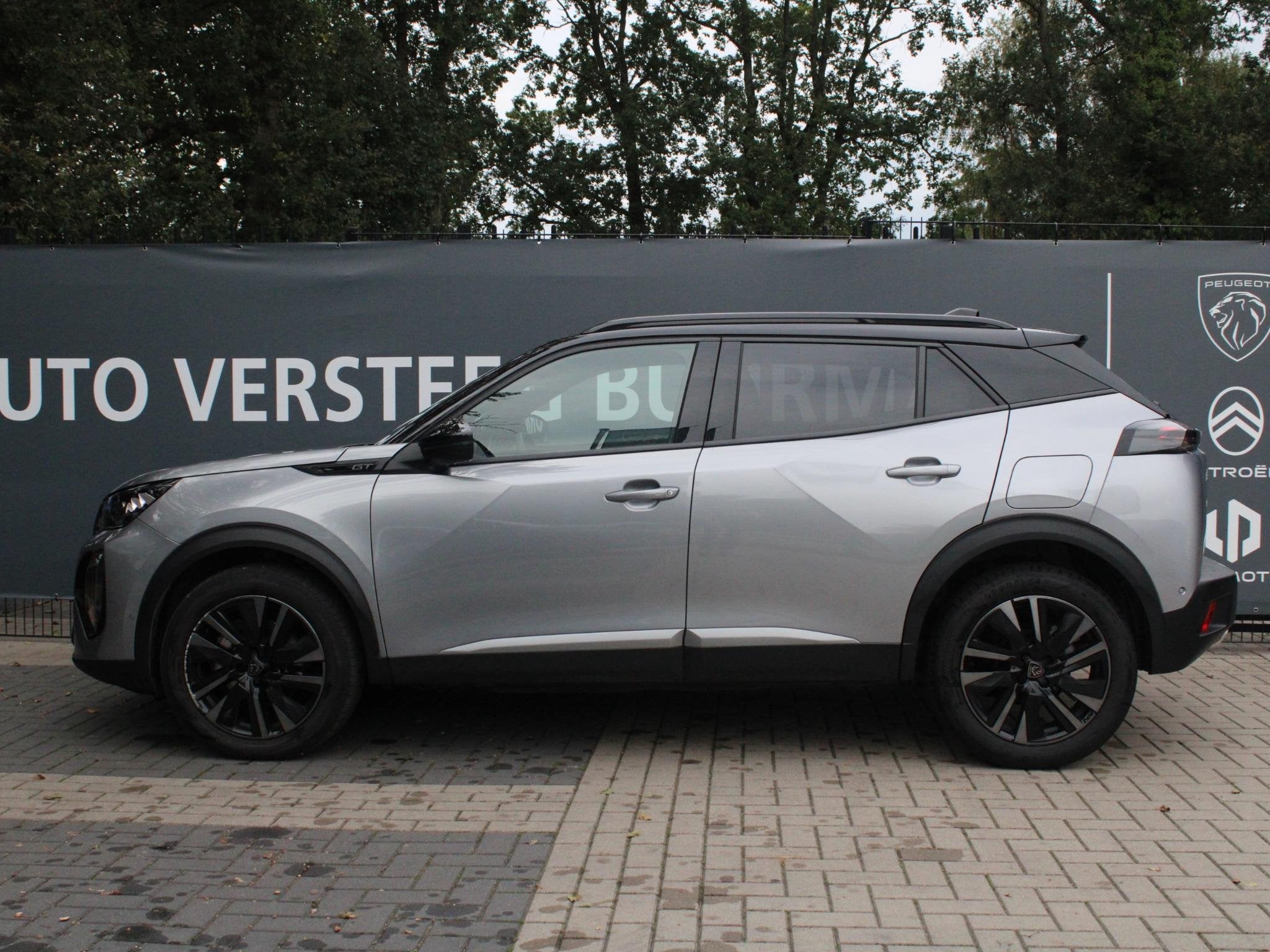 Peugeot 2008 1.2 Hybrid 145PK GT Automaat Navigatie, Rondom, Auto's, Gebruikt, Euro 6, 1199 cc, Leder en Stof