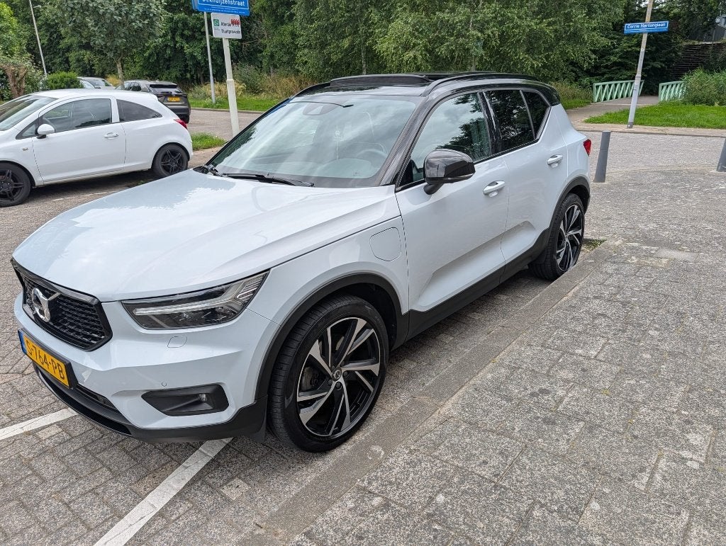 Volvo XC40 T5 Twin Engine 262pk Geartronic 2020 Grijs, Auto's, 1800 kg, Zwart, 1712 kg, 179 pk