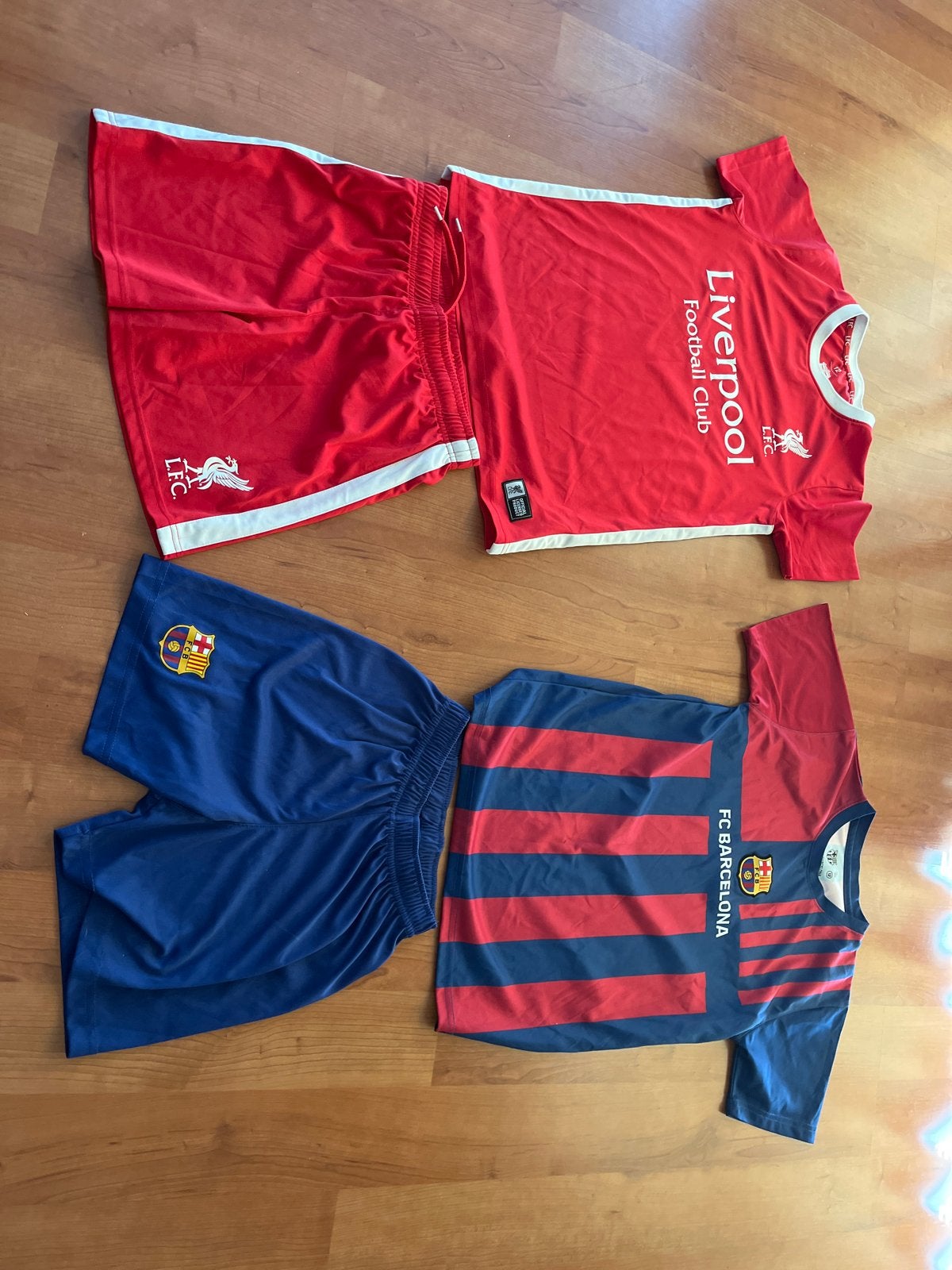 Voetbaltenues: Liverpool en FC Barcelona (kinderen 12 jaar ), Ophalen, Zo goed als nieuw, Jongen of Meisje
