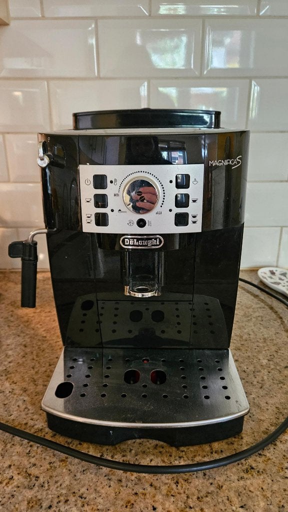 Delonghi Magnifica S volautomaat, Witgoed en Apparatuur, Koffiezetapparaten, Ophalen, Gebruikt, Koffiemachine, Afneembaar waterreservoir