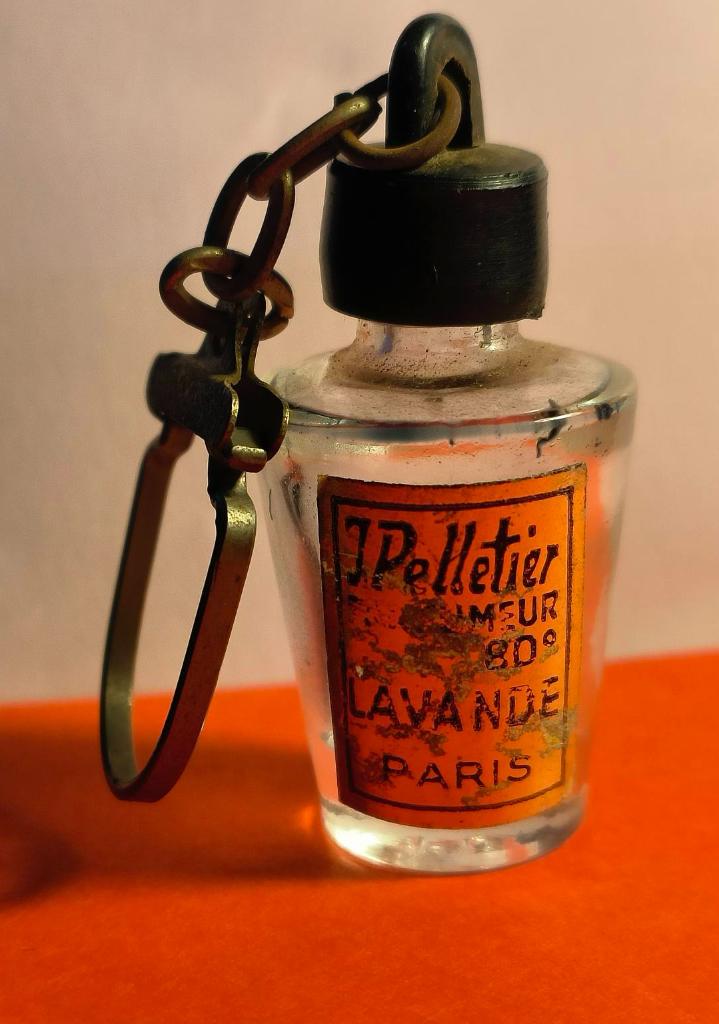 Sleutelhanger parfumflesje merk J. Pelletier uit Parijs., Ophalen of Verzenden, Zo goed als nieuw, Merk