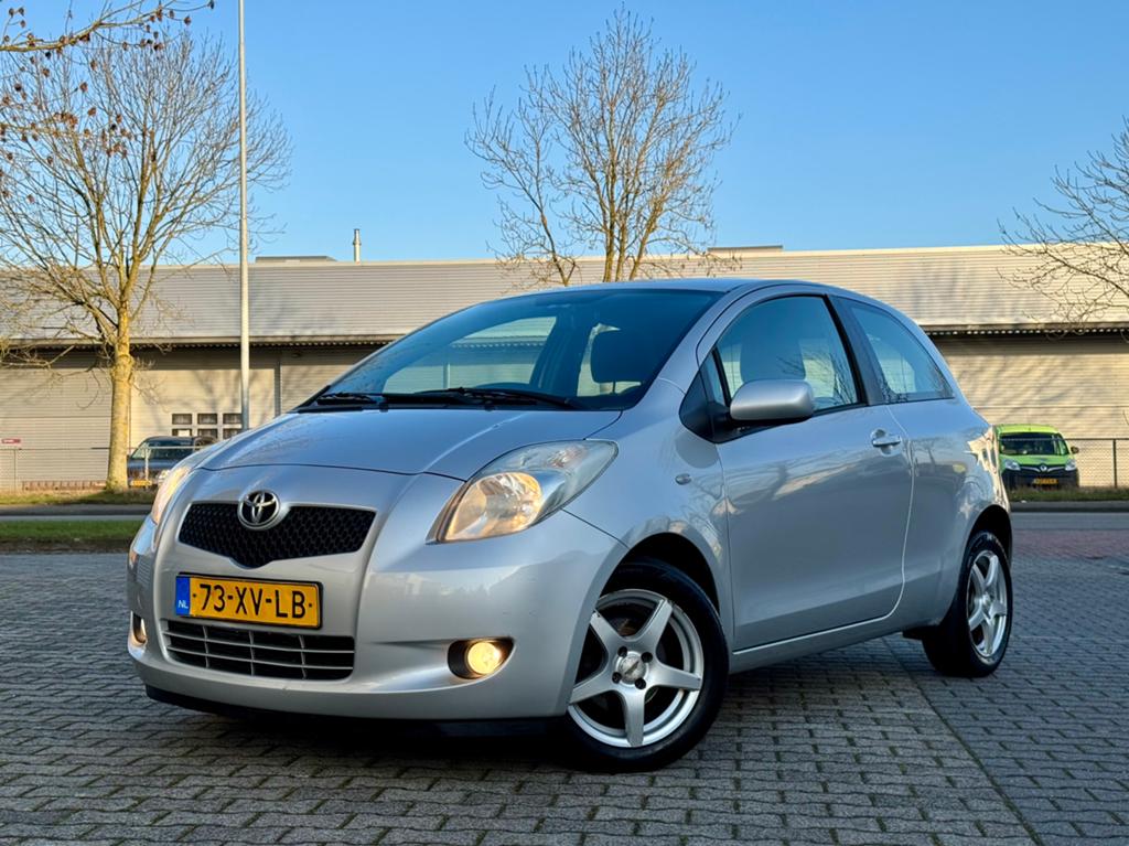 Toyota Yaris 1.3 16V | Airco | Bluetooth | Beurt gehad, Auto's, Toyota, Voorwielaandrijving, Stof, 40 €/maand, Zwart