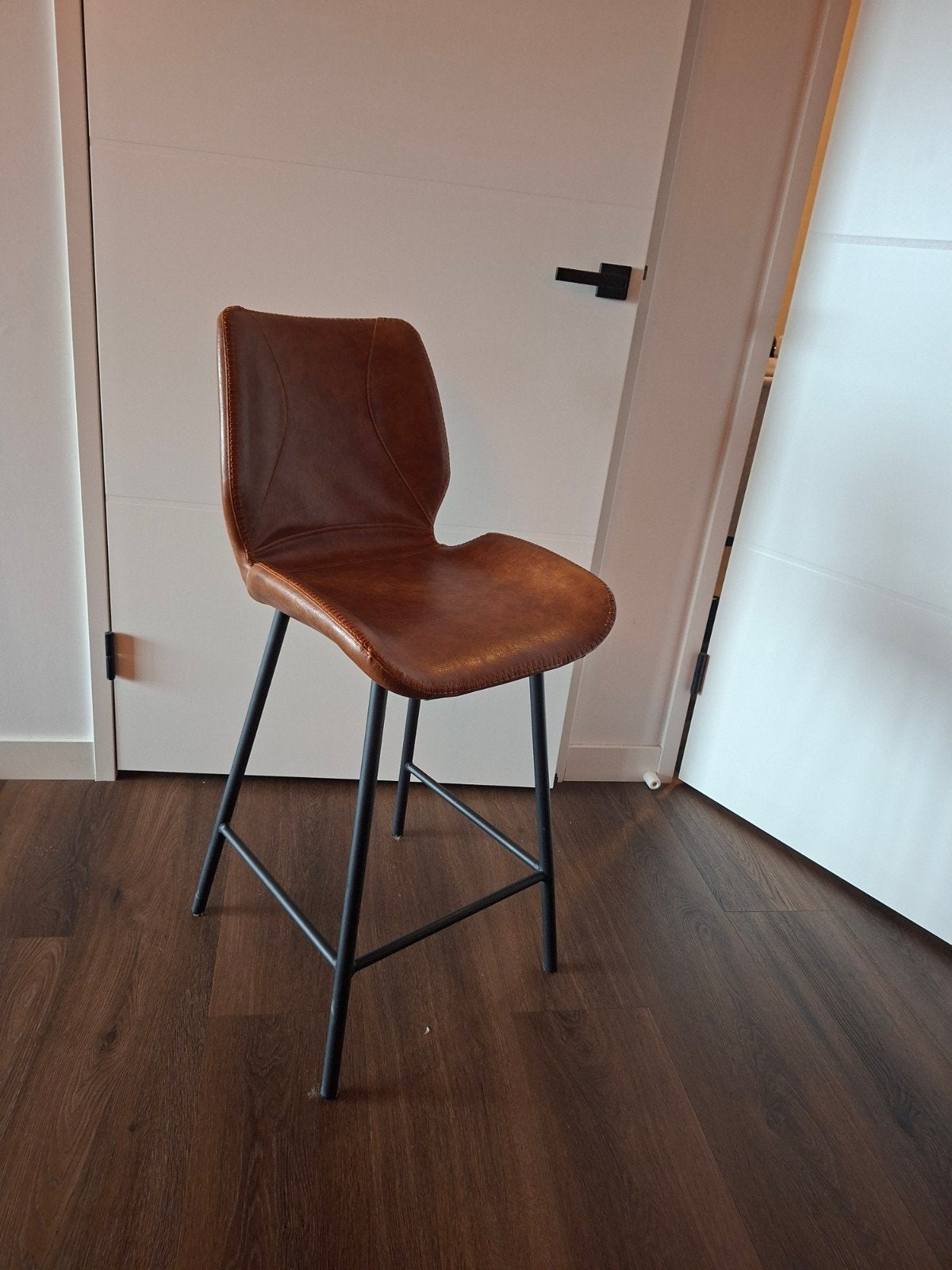 Set van 3 bruine barkrukken met metalen onderstel, Ophalen, In hoogte verstelbaar, Zo goed als nieuw, 90 cm of meer