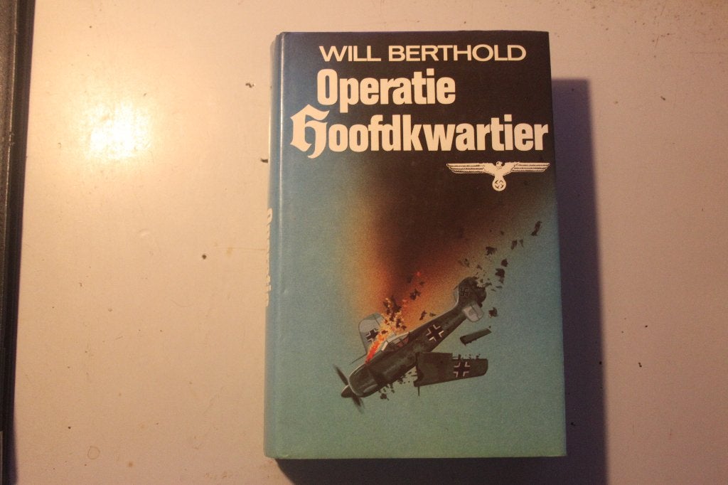 701f - boek - will berthold - operatie hoofdkwartier, Boeken, Ophalen of Verzenden, Gelezen