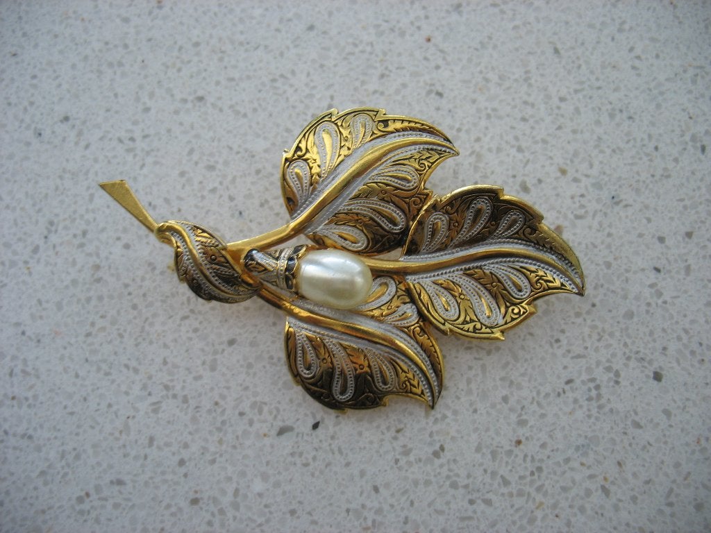 Damascene Toledo Parel Floral Broche Wit Geëmailleerd Vintag, Ophalen of Verzenden, Overige materialen, Broche, Verguld