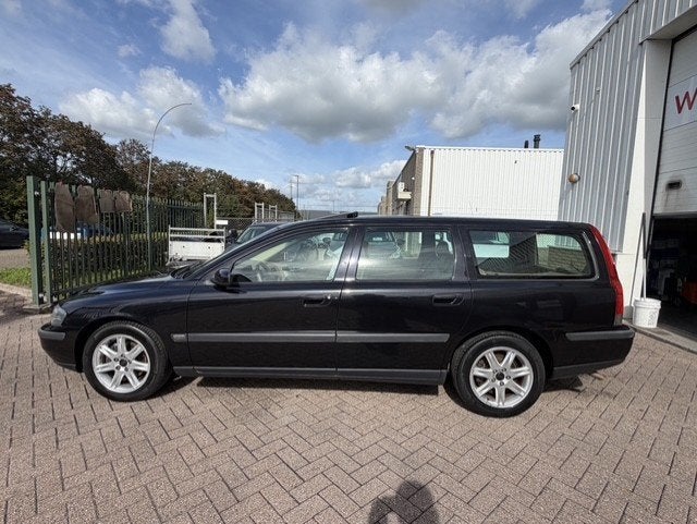 Volvo V70 2.4 AUTOMAAT APK T/M 25-4-2027, Auto's, Beige, Automatische klimaatregeling, Leder en Stof, Zwart