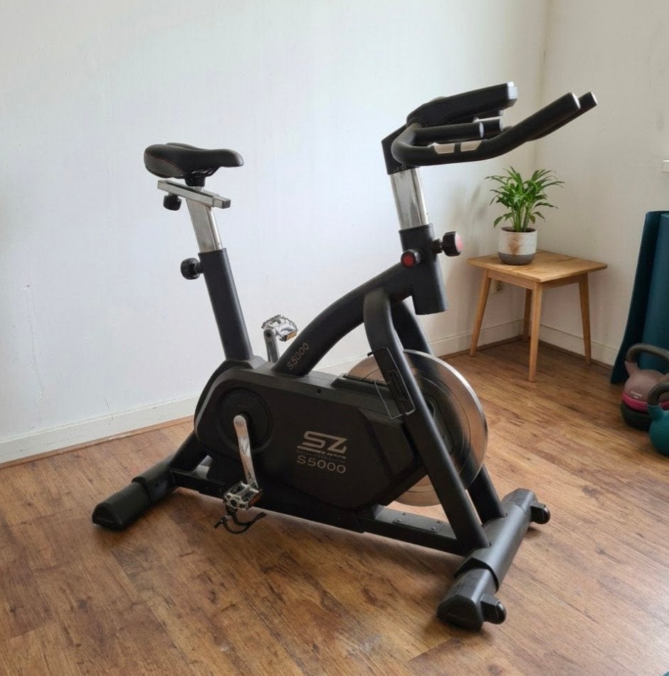 SenzSports S5000 Spinningfiets | Bluetooth | 18kg vliegwiel, Ophalen, Zo goed als nieuw, Benen, Spinningfiets