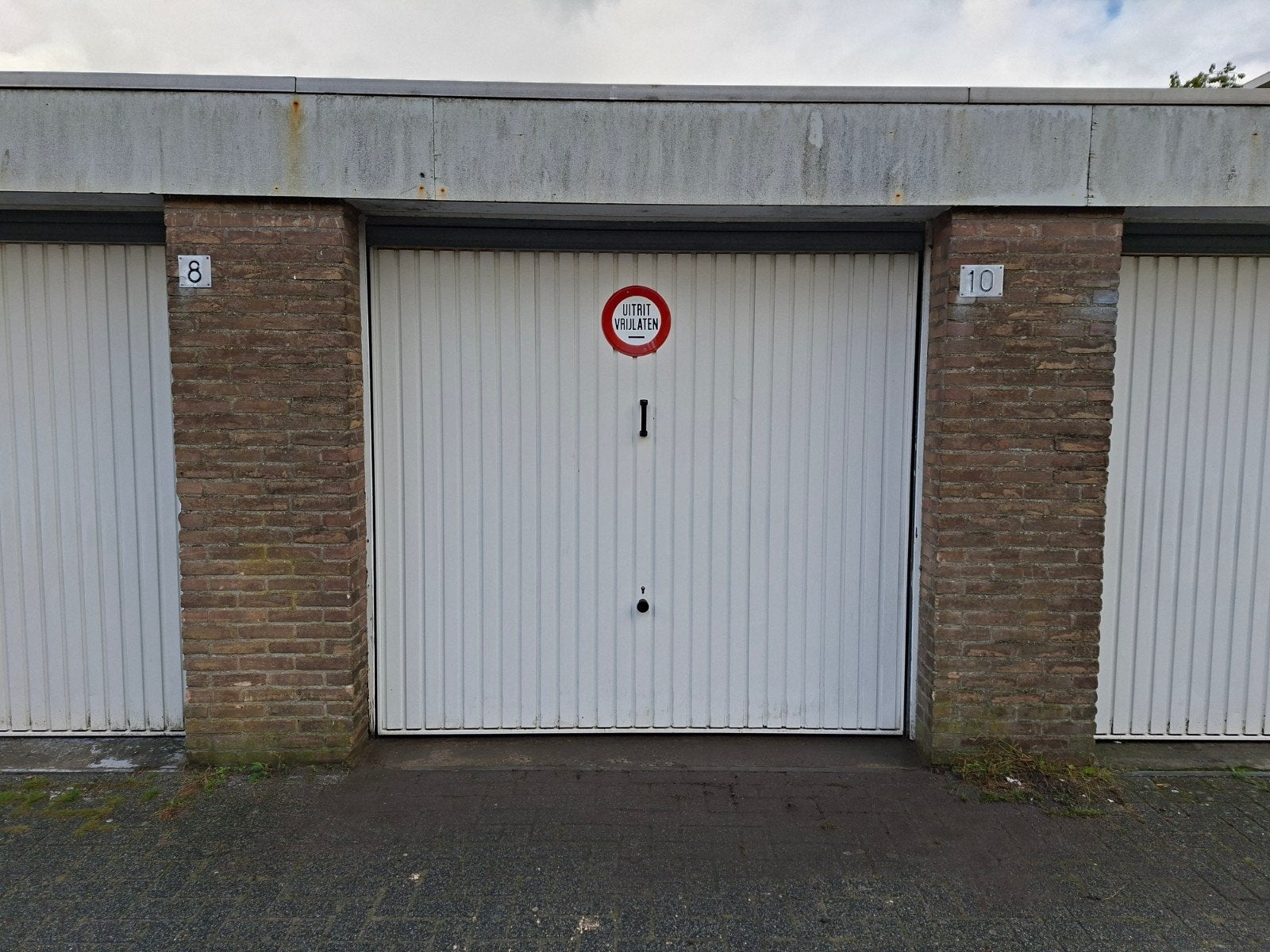 TE HUUR GARAGEBOX ROTTERDAM.