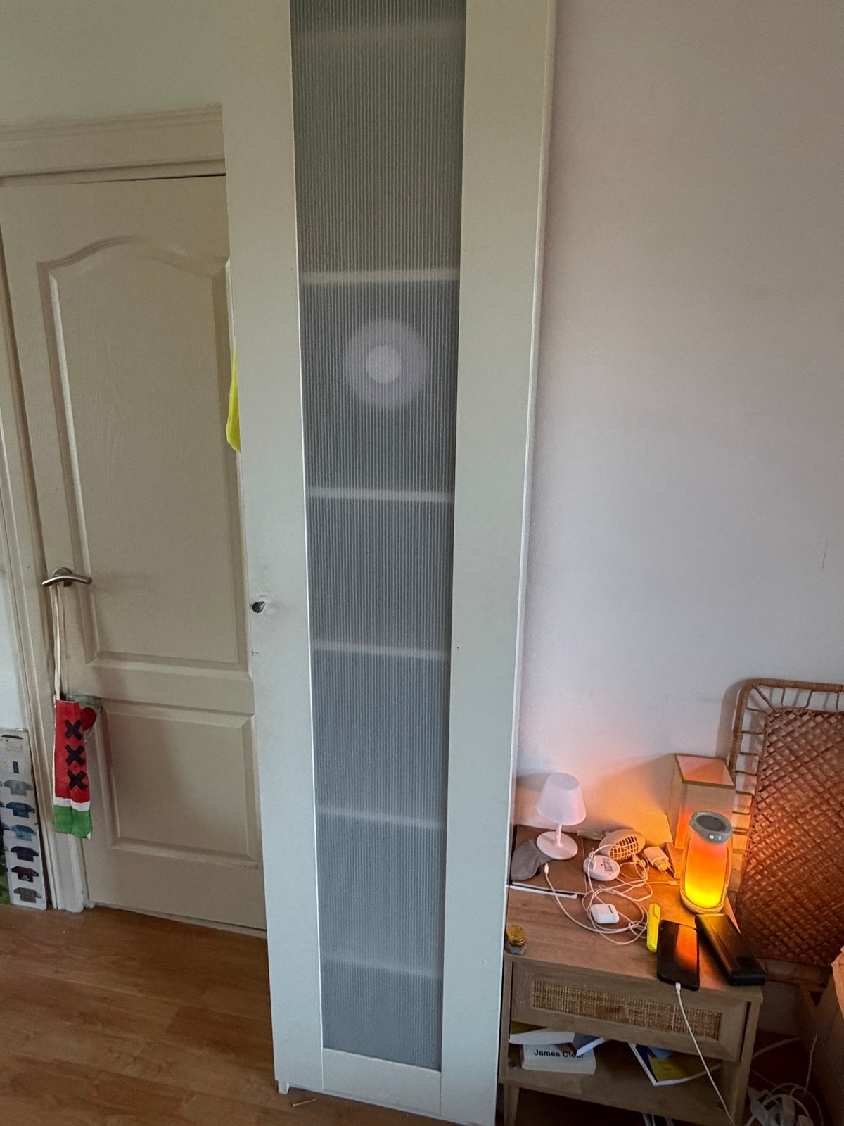 Witte smalle kast met glazen deur, Ophalen, Gebruikt