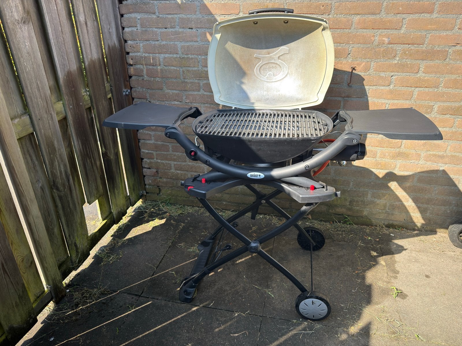 Weber Q2000 gasbarbecue met origineel onderstel - compleet, Ophalen, Zo goed als nieuw