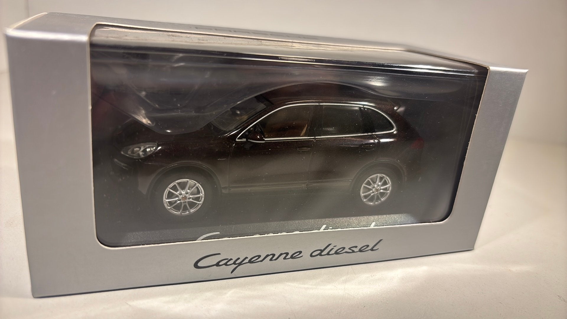 Porsche cayenne diesel bordo red minichamps 1.43