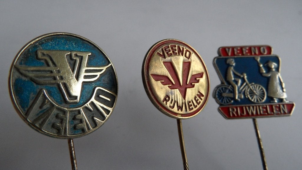 Veeno oldtimerrijwielen speldjes 3 x verschillend,, Verzamelen, Verzenden, Gebruikt, Merk, Speldje of Pin