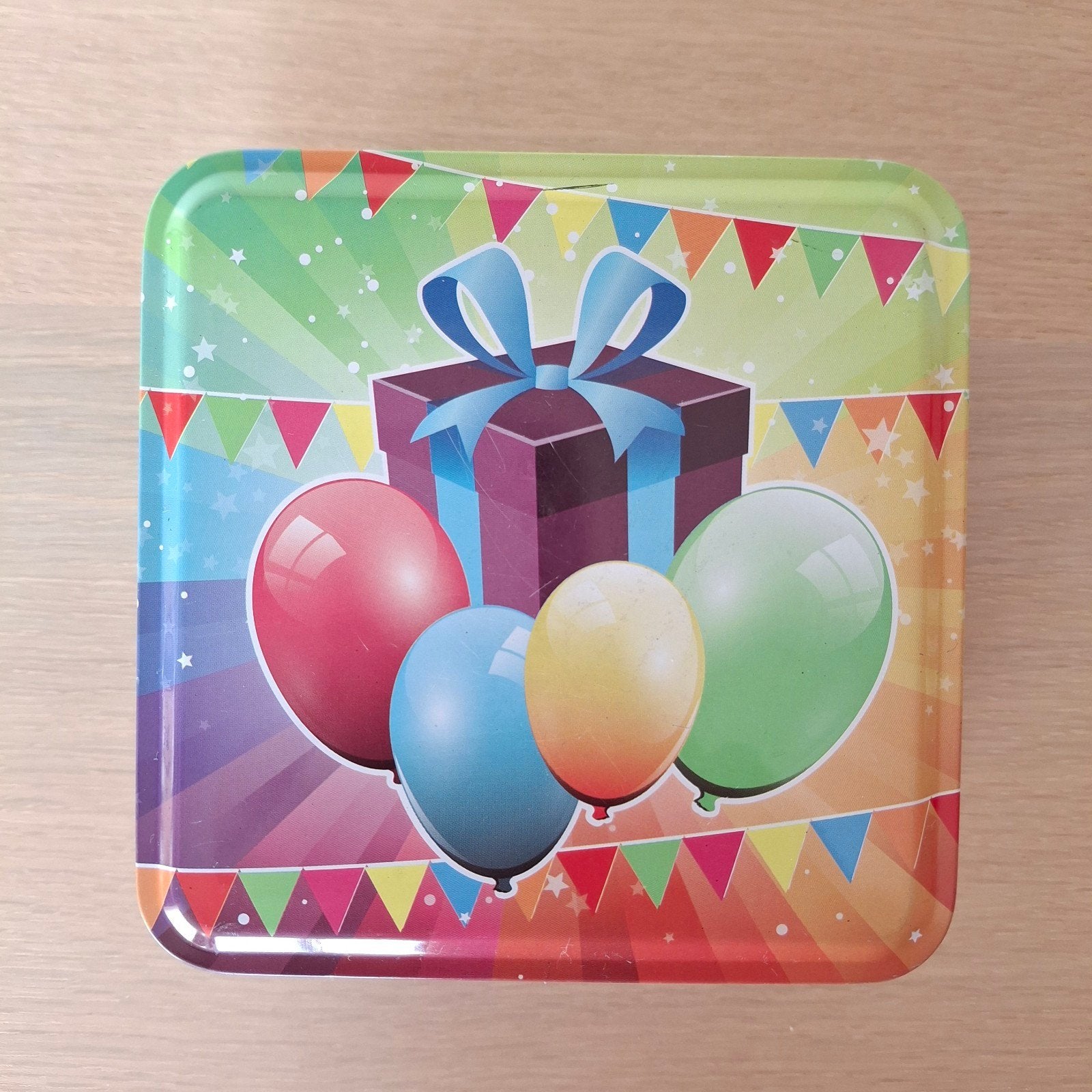 Feestelijk bewaarblik met ballonnen en cadeau, Ophalen of Verzenden, Zo goed als nieuw, Overige typen, Verjaardag