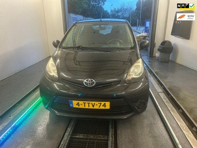 Toyota Aygo 1.0 VVT-i Now, Auto's, Voorwielaandrijving, Euro 5, Gebruikt, 4 stoelen