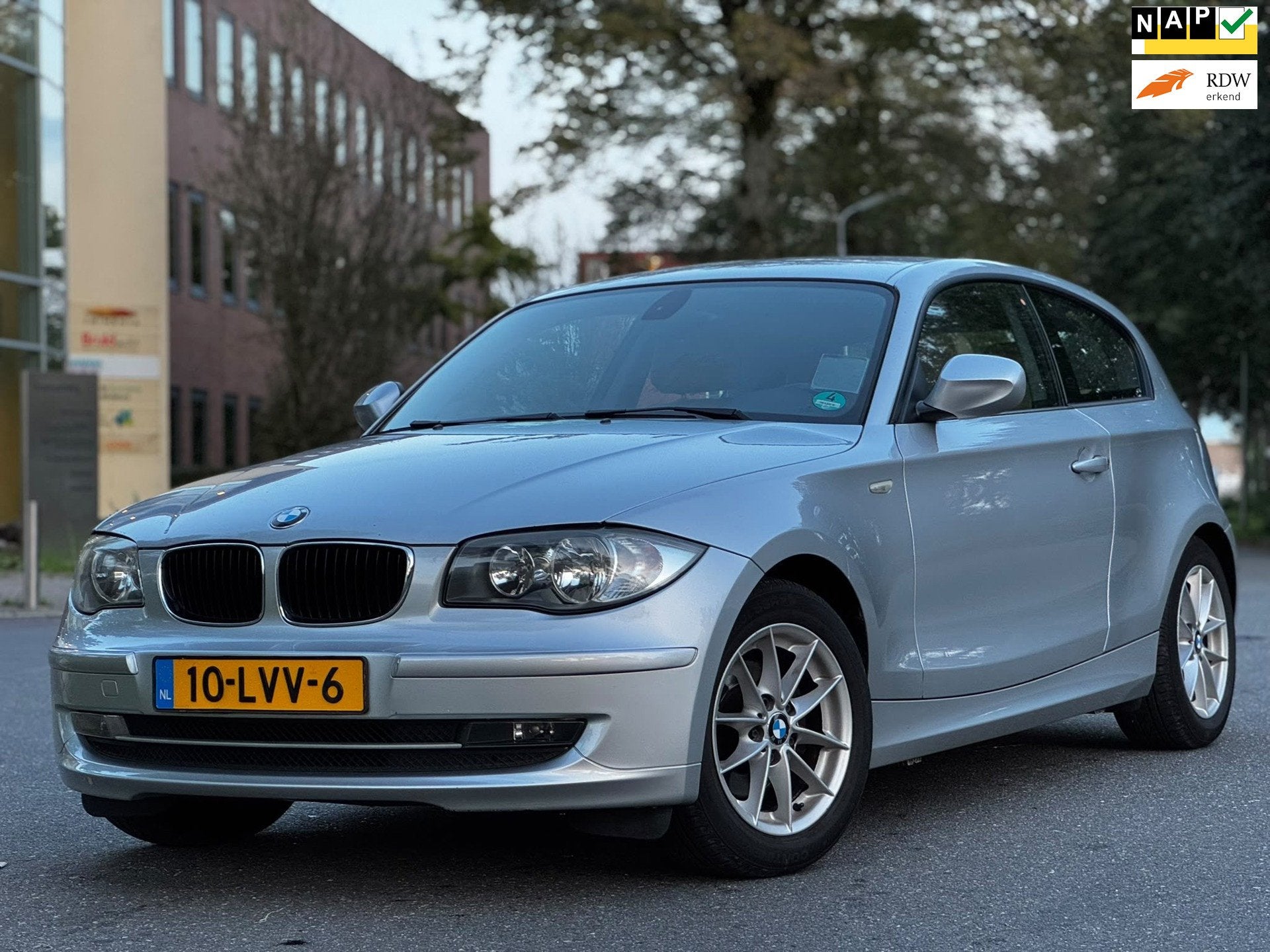BMW 1-serie 118i Business Line, Auto's, 4 stoelen, Origineel Nederlands, 1265 kg, Zilver of Grijs