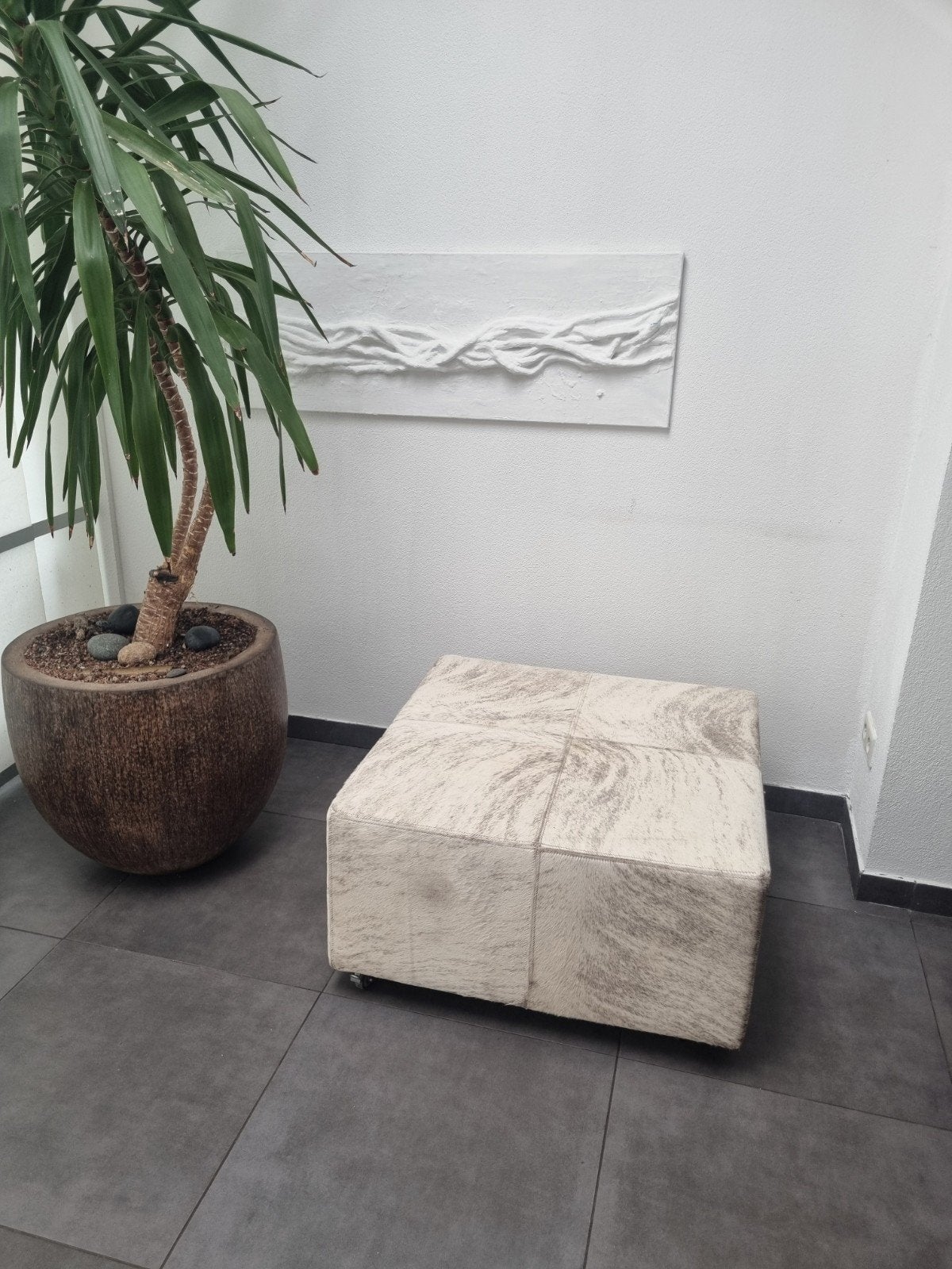 Montèl design hocker / poef – Echte koeienhuid (op wielen!), Huis en Inrichting, Woonaccessoires | Kisten, Ophalen, Gebruikt, 50 tot 100 cm