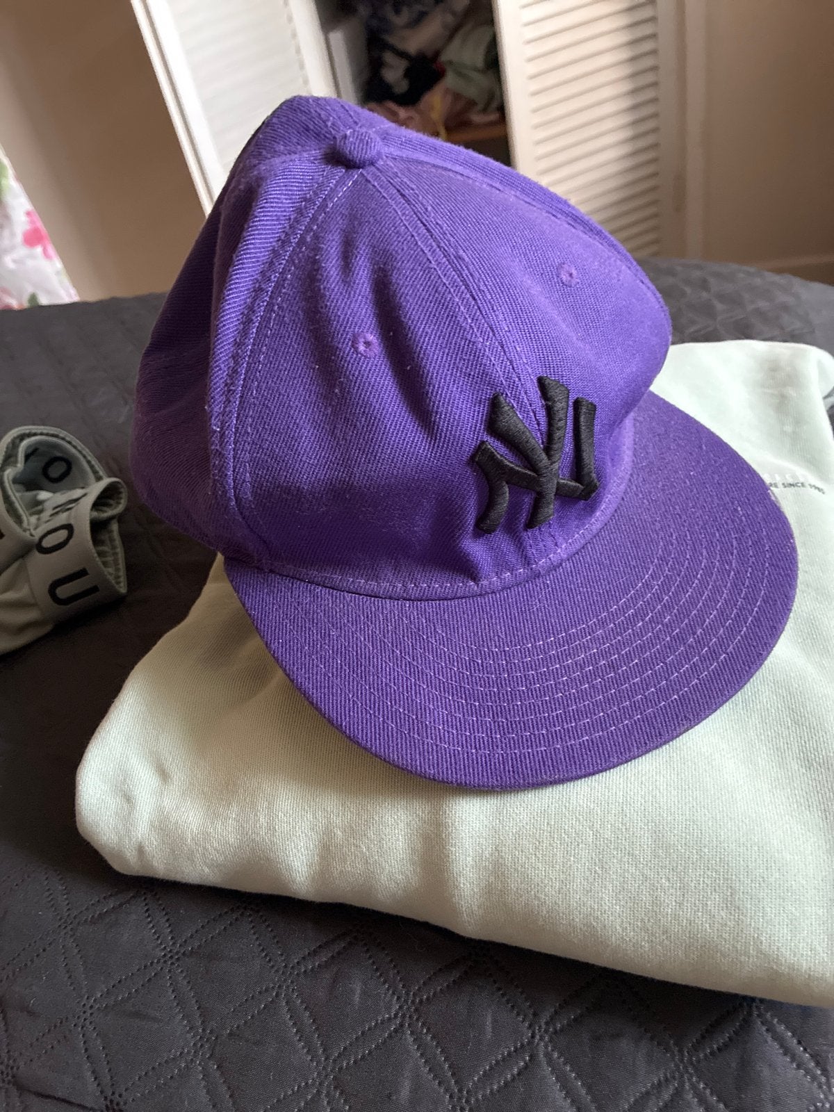 Paarse New York Yankees Pet - Zo goed als nieuw, Ophalen of Verzenden, Zo goed als nieuw, One size fits all, Pet