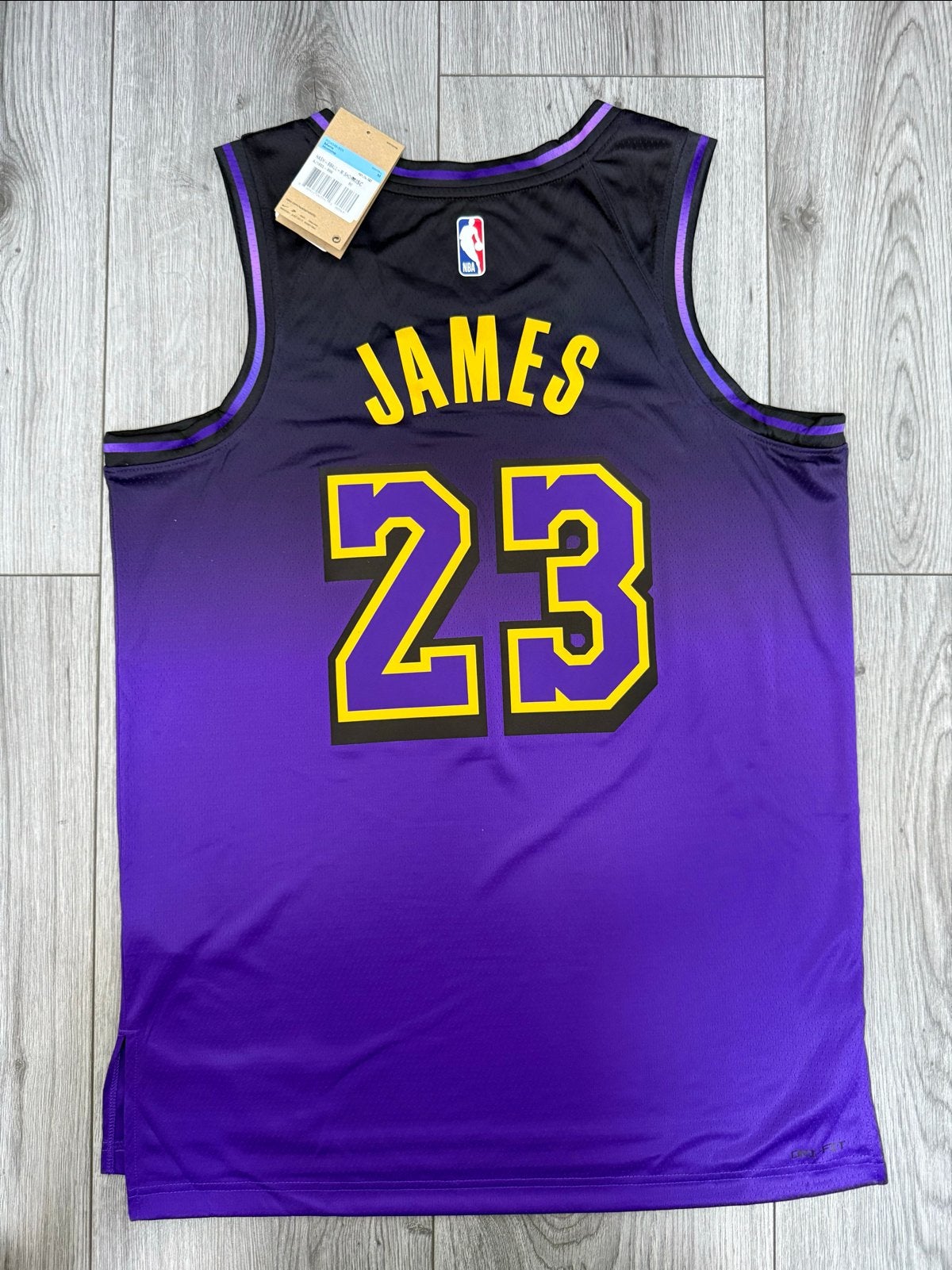 NBA Lakers LeBron James City Edition Jersey Maat M Nieuw, Ophalen of Verzenden, Nieuw, Maat 48/50 (M), Paars