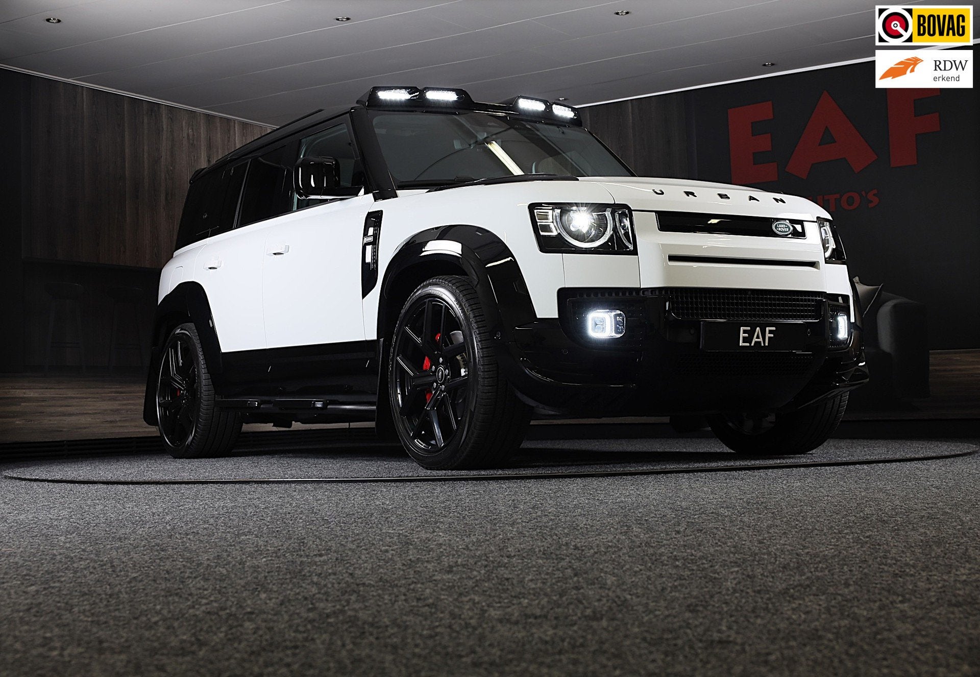 Land Rover Defender 110 2.0 P300e 110 X-Sport SE / Head Up /, Automaat, Gebruikt, Zwart, 4 cilinders