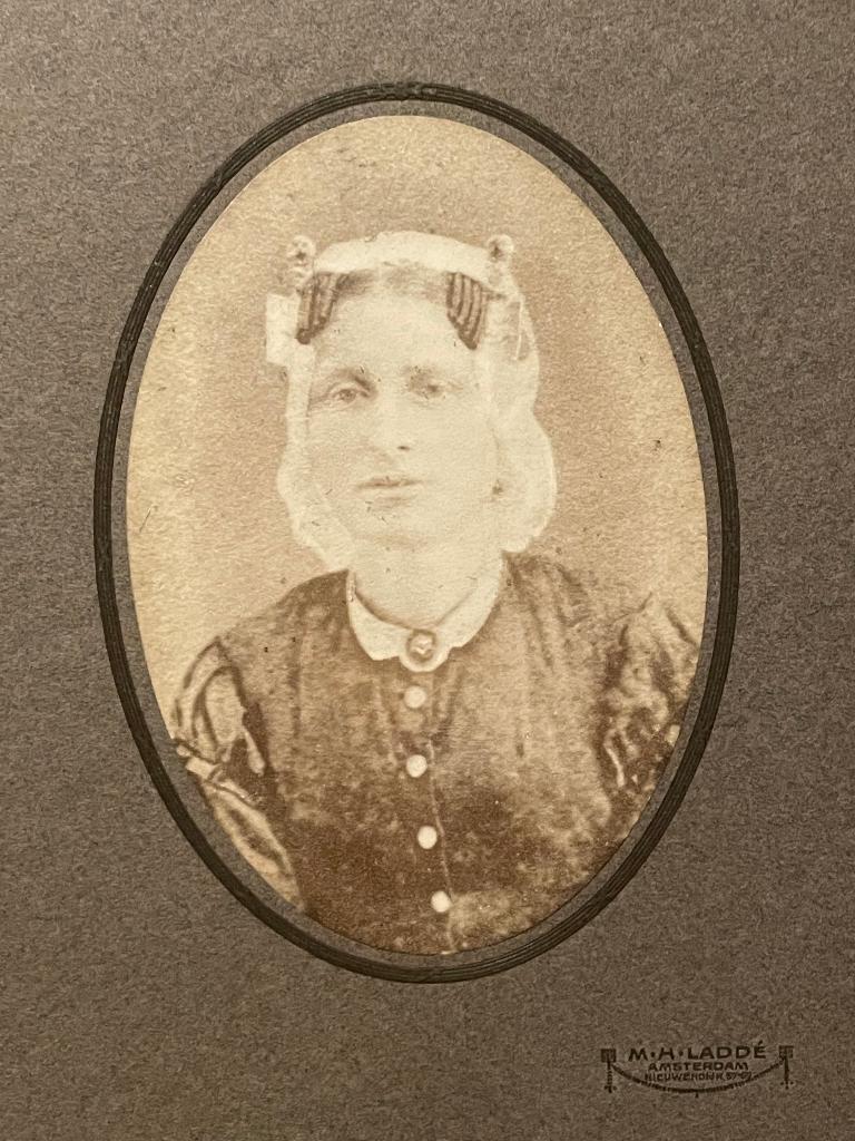 foto vrouw  klederdracht fotograaf M.H. Laddé  fotografie, Ophalen