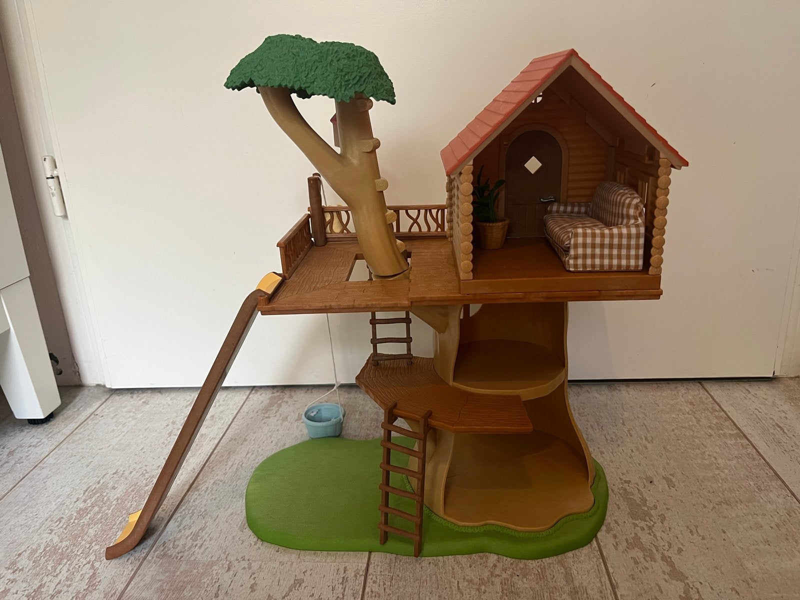 Sylvanian Families Boomhut met bank en plant, Kinderen en Baby's, Ophalen, Zo goed als nieuw, Jongen of Meisje