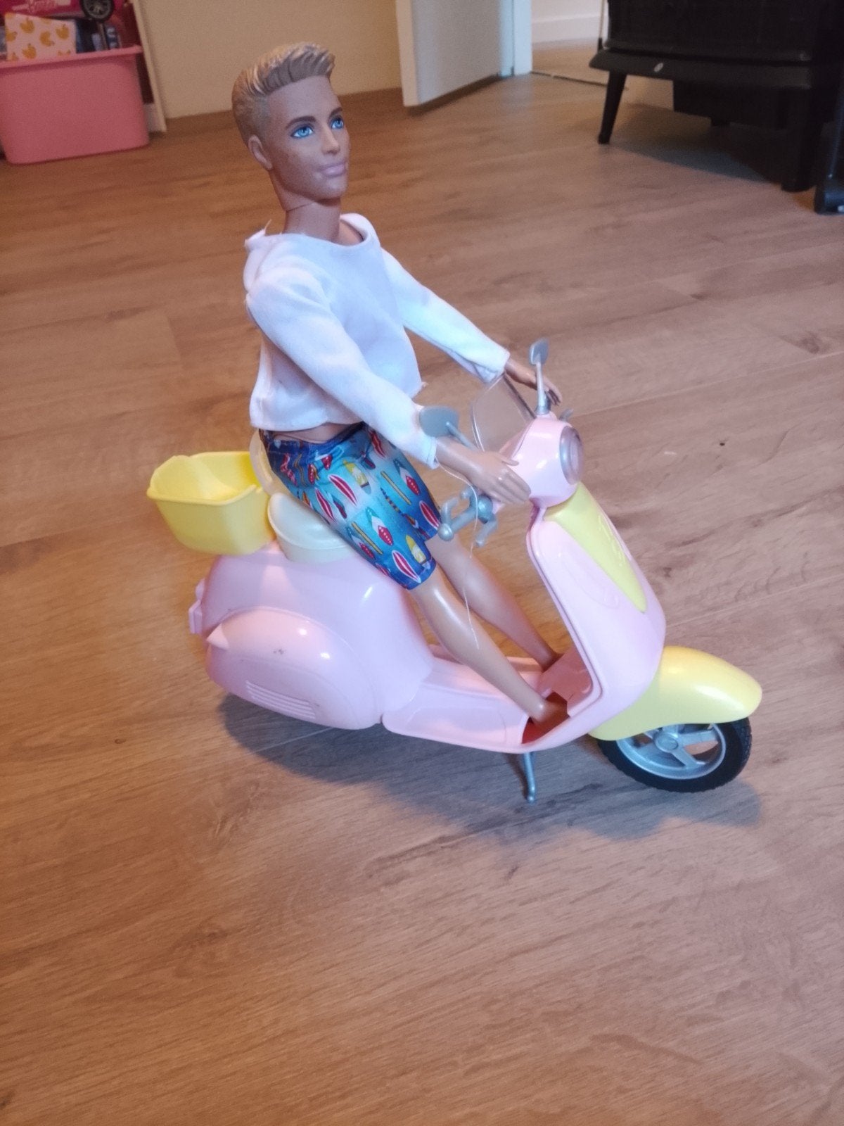 Barbie Ken op Roze Scooter - Inclusief Barbiepop, Kinderen en Baby's, Ophalen, Gebruikt, Barbie