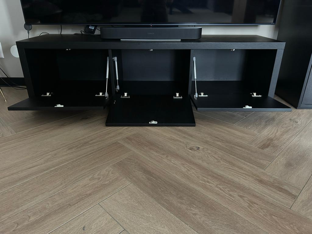 Zwart Goossens TV meubel met 3 kleppen, Ophalen, 150 tot 200 cm, Zo goed als nieuw, Minder dan 100 cm